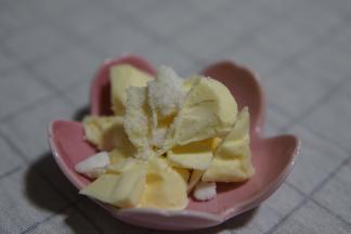 加入盐和软化的黄油