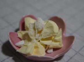 加入盐和软化的黄油
