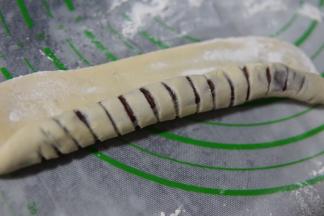 卷起来，如图所示