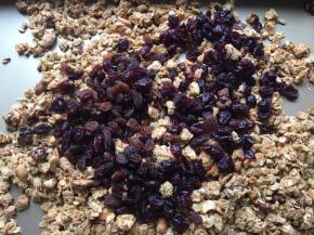 出炉后加入蔓越莓和葡萄干