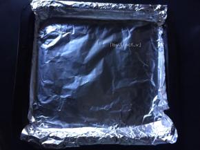 烤箱提前220度预热。烤盘先铺上一层锡箔纸