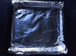 烤箱提前220度预热。烤盘先铺上一层锡箔纸