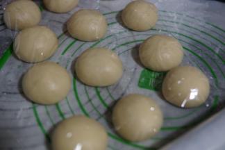 盖保鲜膜静置松弛10分钟