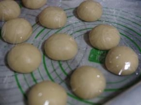 盖保鲜膜静置松弛10分钟