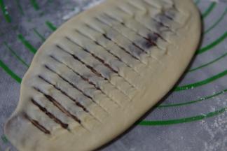 用锋利的刀划花纹，划开上面一层露出豆沙，不割坏一层