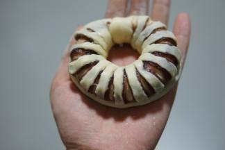 包好的豆沙圈发酵至2倍大后，180度烘烤20分钟