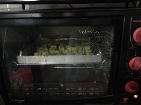 送入预热好的烤箱，上下火中层，220度，烘烤约20分钟即可