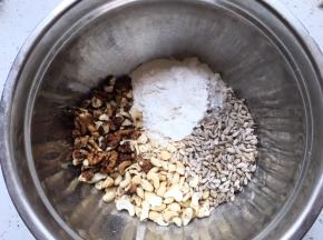 将主料中除去蔓越莓和葡萄干的所有材料倒入盆中