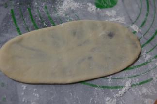 擀成舌形状，如图所示