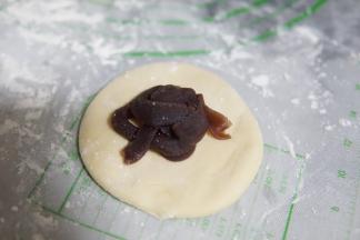 松弛好的面团包入25克红豆沙