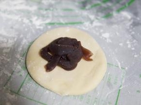 松弛好的面团包入25克红豆沙
