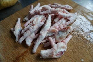 鸡爪对半切开，对了鸡爪的指甲记得剪掉（人家也是要面子的，做成美食之前记得先给人家美甲）