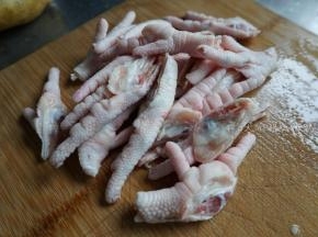 鸡爪对半切开，对了鸡爪的指甲记得剪掉（人家也是要面子的，做成美食之前记得先给人家美甲）