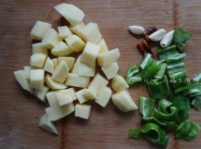 土豆去皮切块，青椒切块，生姜去皮切片，干辣椒切段，蒜拍扁
