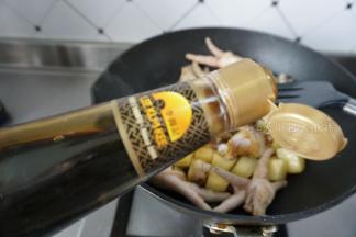 然后加入料酒、生抽和红烧汁哥两汤匙（喜欢口味淡的可以只加一勺生抽）