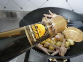 然后加入料酒、生抽和红烧汁哥两汤匙（喜欢口味淡的可以只加一勺生抽）