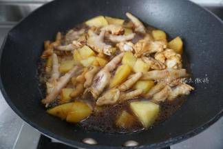 水微微没过食材即可，水开后，盖上盖子，转小火慢慢煮