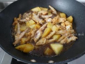 水微微没过食材即可，水开后，盖上盖子，转小火慢慢煮