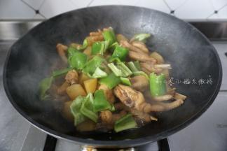 然后加入青椒翻炒一下，然后盖盖子稍微焖煮一下就可以了