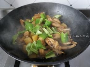 然后加入青椒翻炒一下，然后盖盖子稍微焖煮一下就可以了