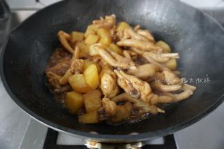 水量还剩1／3的时候唱一下味道，顺便尝一下土豆熟了没有