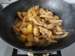 水量还剩1／3的时候唱一下味道，顺便尝一下土豆熟了没有