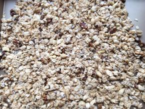 倒入不粘烤盘中，如果是普通烤盘请铺油纸或锡纸防粘