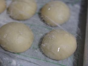 盖保鲜膜静置10分钟