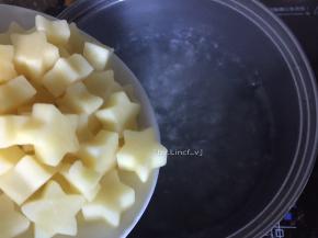 然后倒入切好的土豆，中火煮2-3分钟