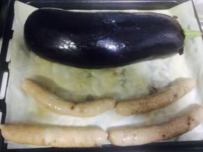 茄子洗净涂油，送入烤箱中层，上下火，200度15分钟