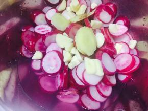 腌好的萝卜会出水，加入姜蒜