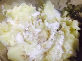 用勺子压成泥，加入淀粉、盐、黑胡椒和牛奶