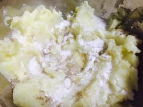 用勺子压成泥，加入淀粉、盐、黑胡椒和牛奶