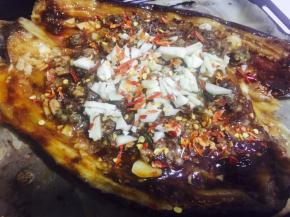 撒少许盐，然后堆放肉末