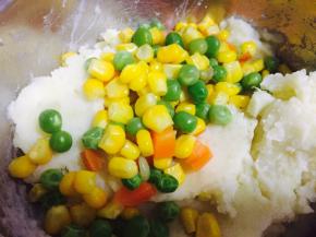 最后加入烫熟的蔬菜豆