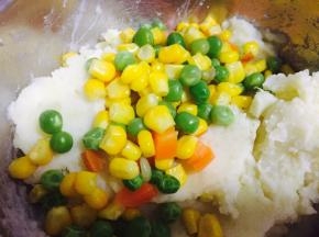 最后加入烫熟的蔬菜豆