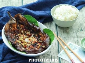 送入烤箱，200度中层上下火，再烤几分钟，闻到香味即可取出食用。