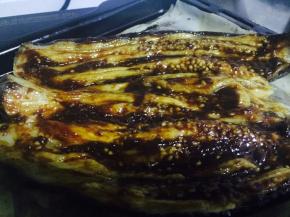 烤好的茄子取出划开，但不要划破，表面涂一层油，然后涂豆瓣酱