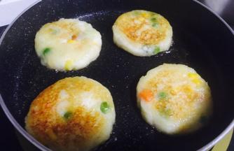 煎至表面微黄，翻面继续煎另一面