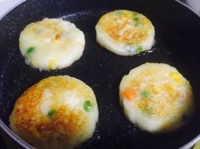 煎至表面微黄，翻面继续煎另一面
