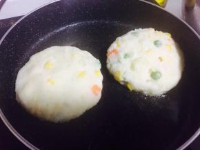 锅内倒油，土豆泥整理成拳头大小的球，压扁，放入锅中，小火煎