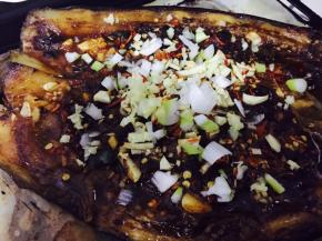 肉末表面涂一层油然后涂抹豆瓣酱，撒少许盐。最后依次撒上蒜末、葱末和姜末、少许干辣椒碎即可