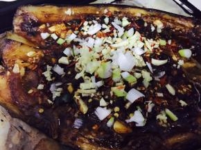 肉末表面涂一层油然后涂抹豆瓣酱，撒少许盐。最后依次撒上蒜末、葱末和姜末、少许干辣椒碎即可