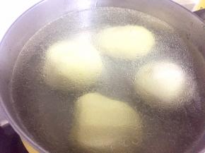 土豆开水里煮熟