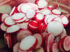 加入适量盐，拌匀后腌制一到两小时