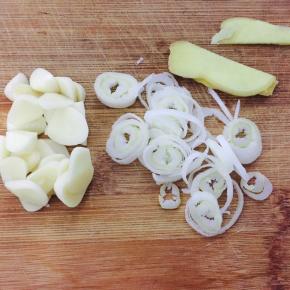 姜切片，蒜切碎