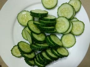 黄瓜切成薄片。