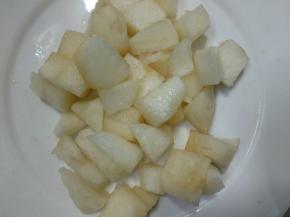 梨去皮切小块。