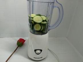 黄瓜放入九阳料理机。