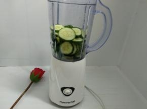 黄瓜放入九阳料理机。